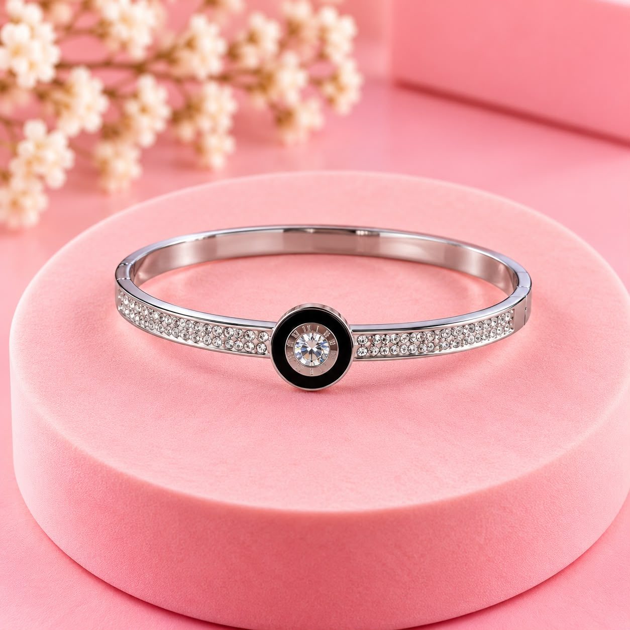 Bracelete Prateado com Zircônias e Detalhe Central ✨