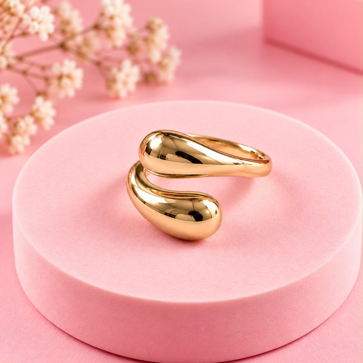 Anel Dourado de Design Orgânico ✨