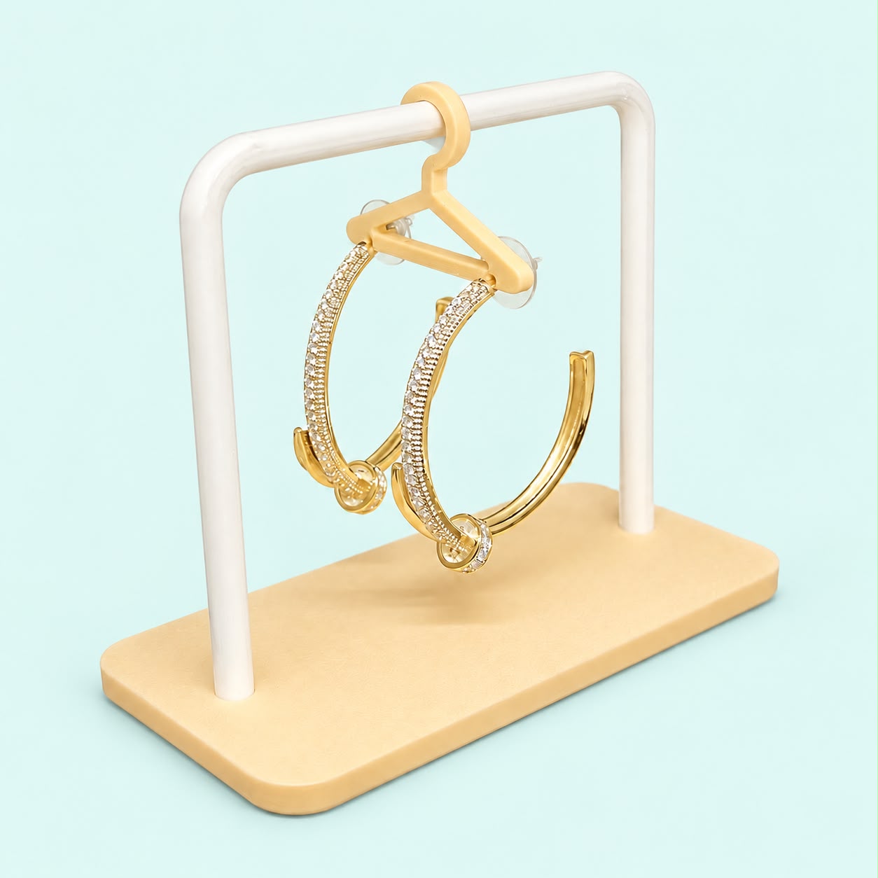 Argola modelo prego dourado com strass