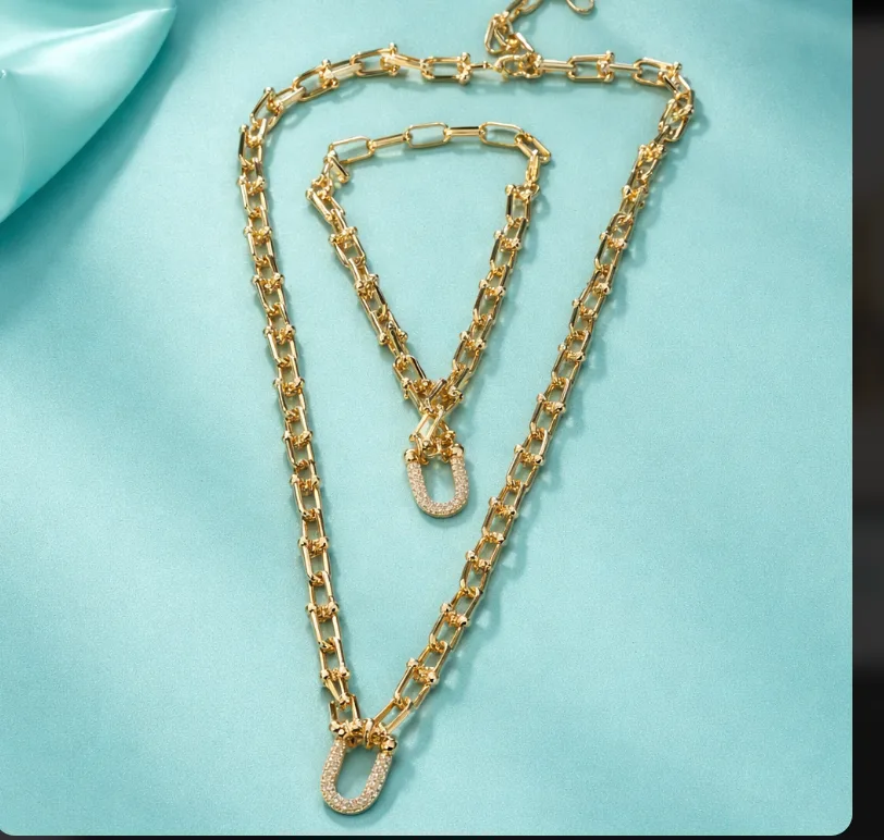 Conjunto Colar e Pulseira Dourado com Detalhes Cravejados
