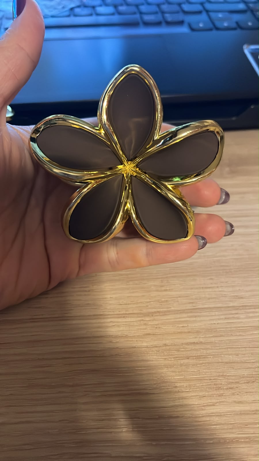 Presilha Flor com Contorno Dourado