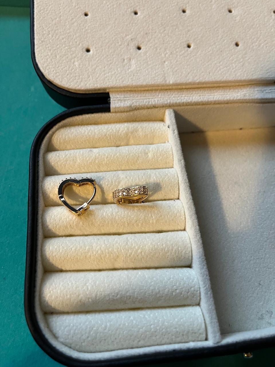 Par de argolas formato coração com strass dourado