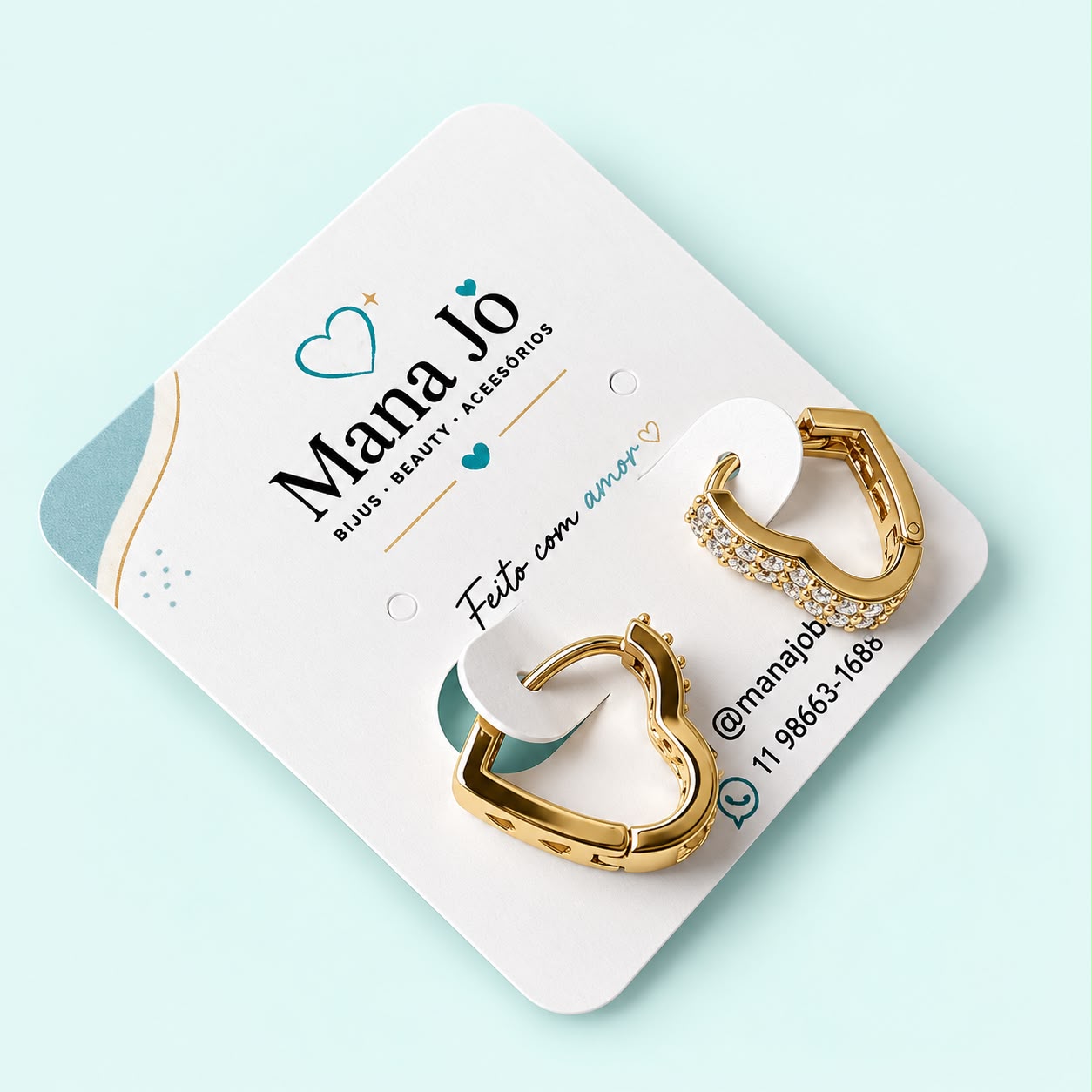 Par de argolas formato coração com strass dourado