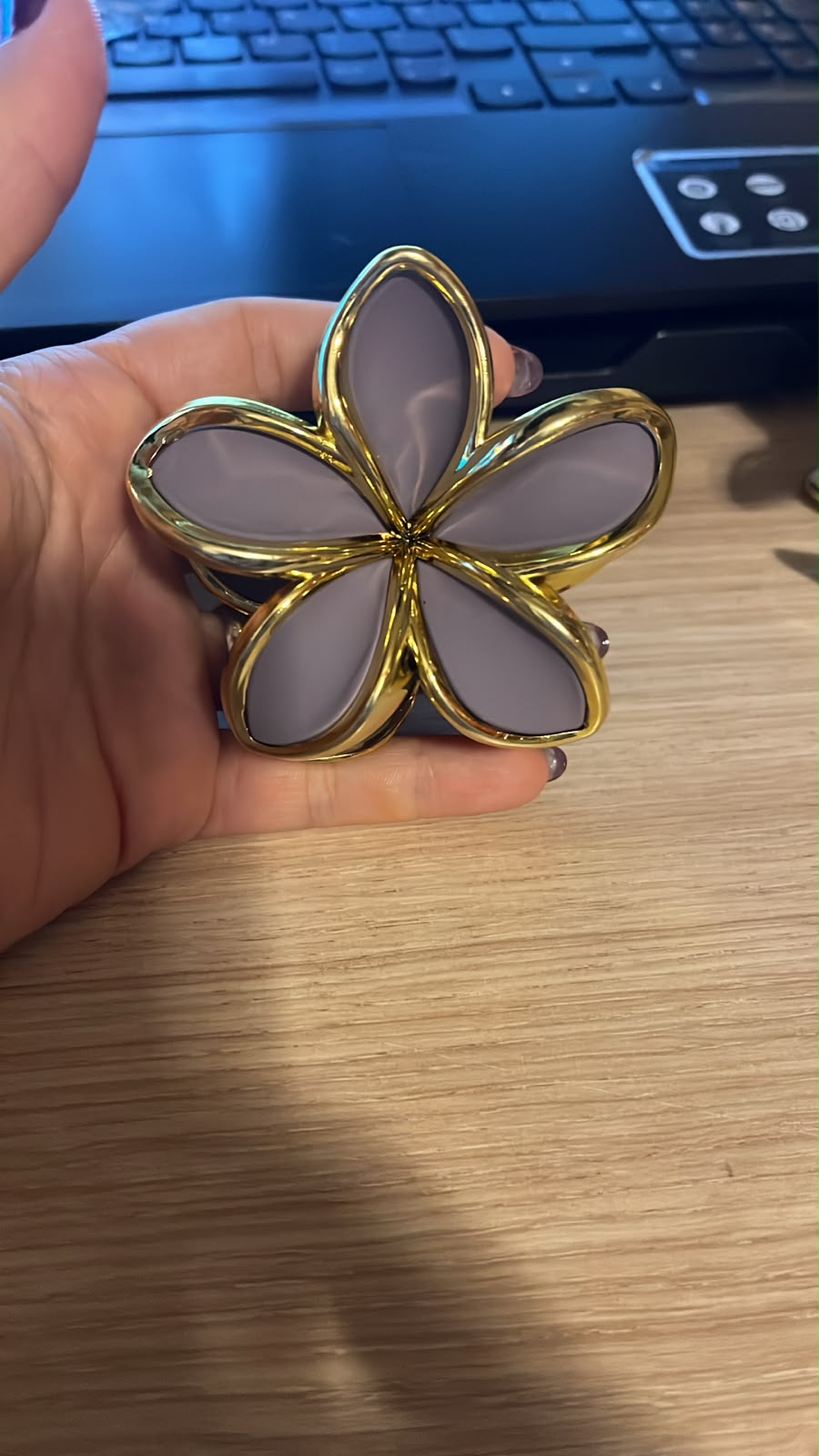 Presilha Flor Metalizada com Pétalas Lilás