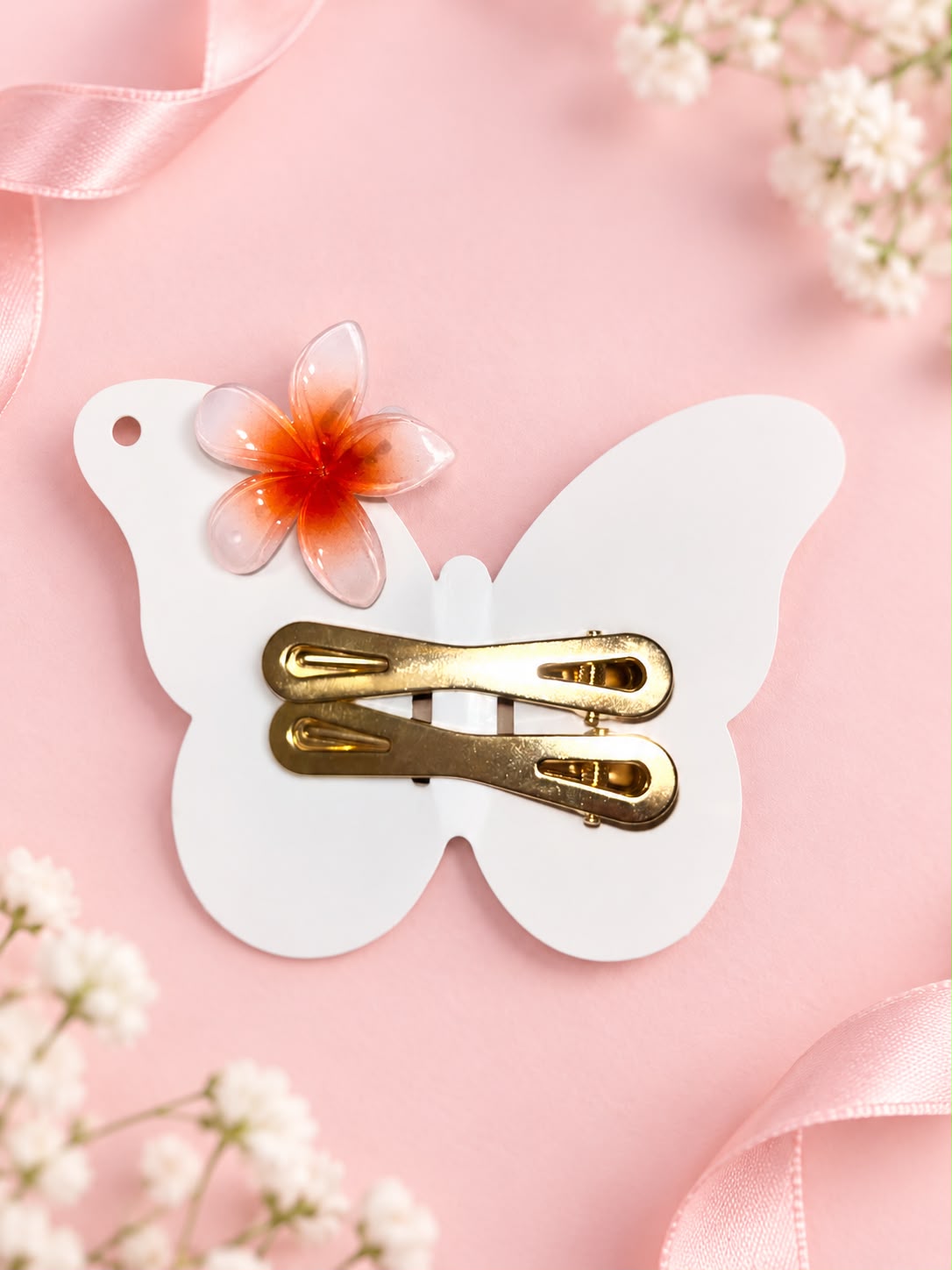 Dupla de presilhas douradas e flor 