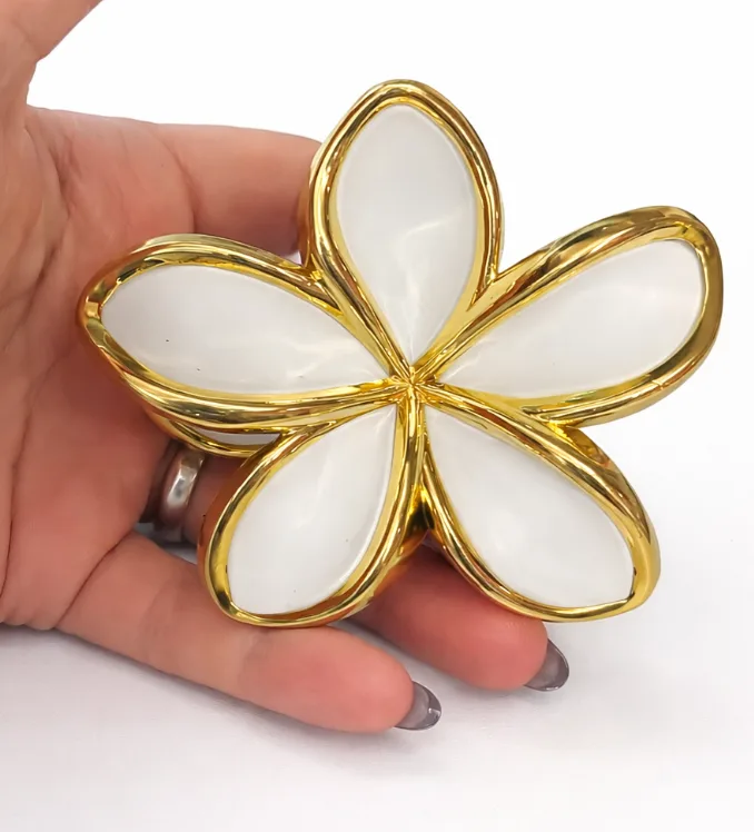 Presilha Flor Dourada com Pétalas Brancas