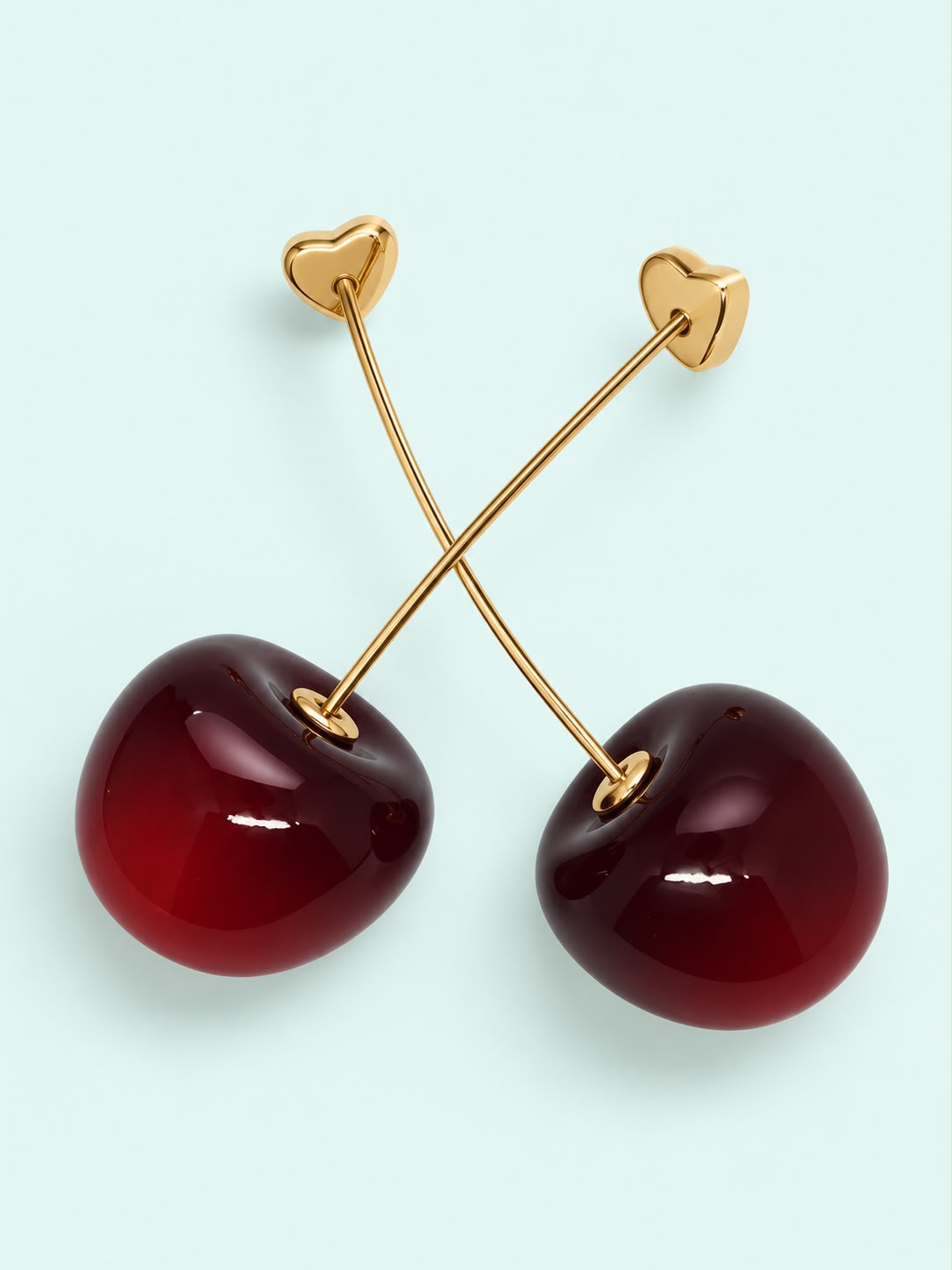 Par de brincos cereja com detalhes de coração dourado