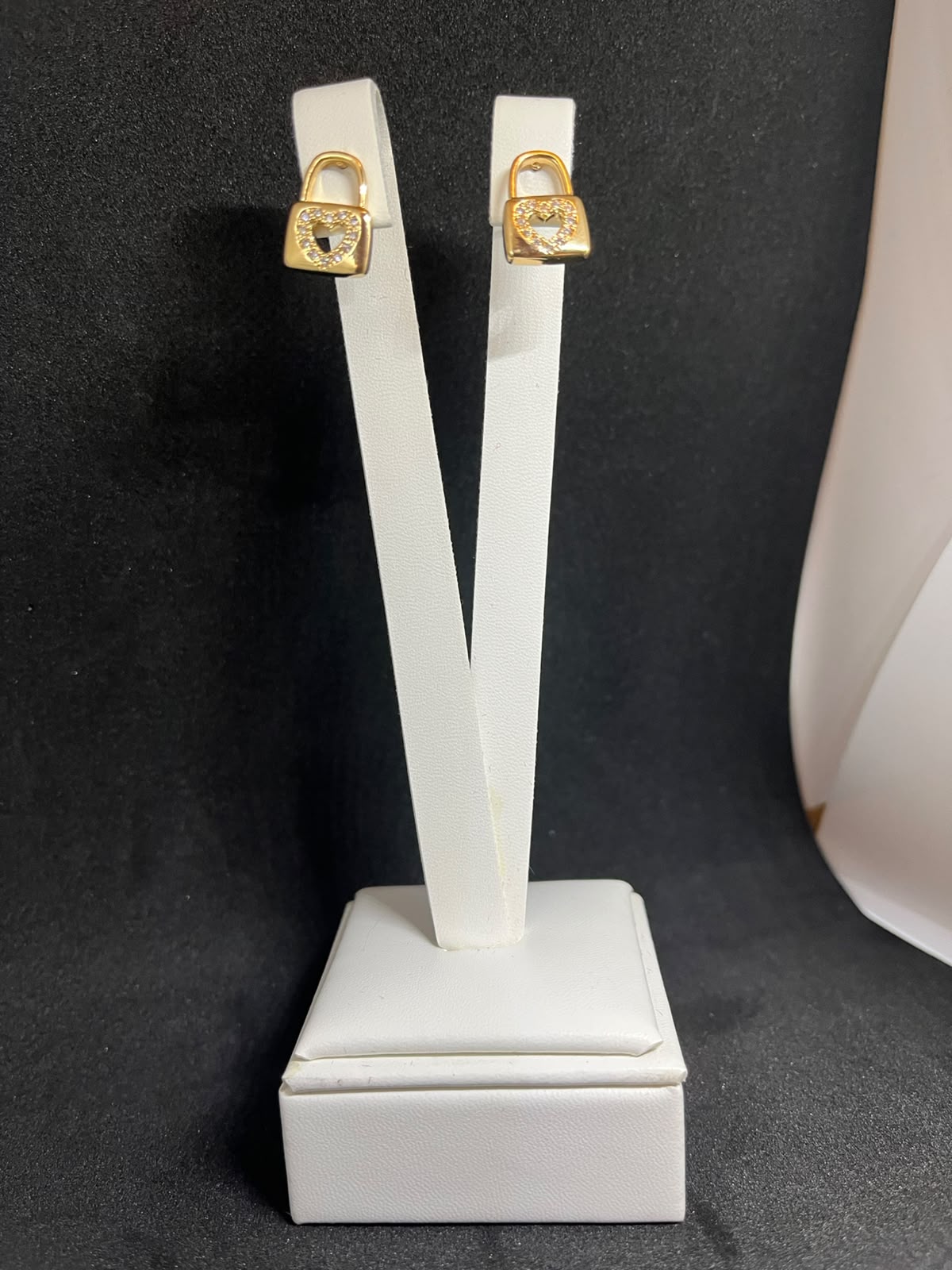 Par de brincos cadeado dourado
