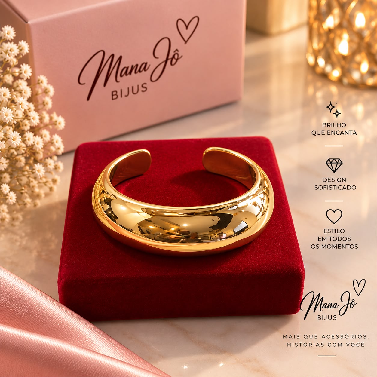 Bracelete abaulado liso dourado sobre fundo vermelho, com caixa rosa ao fundo e flores brancas.