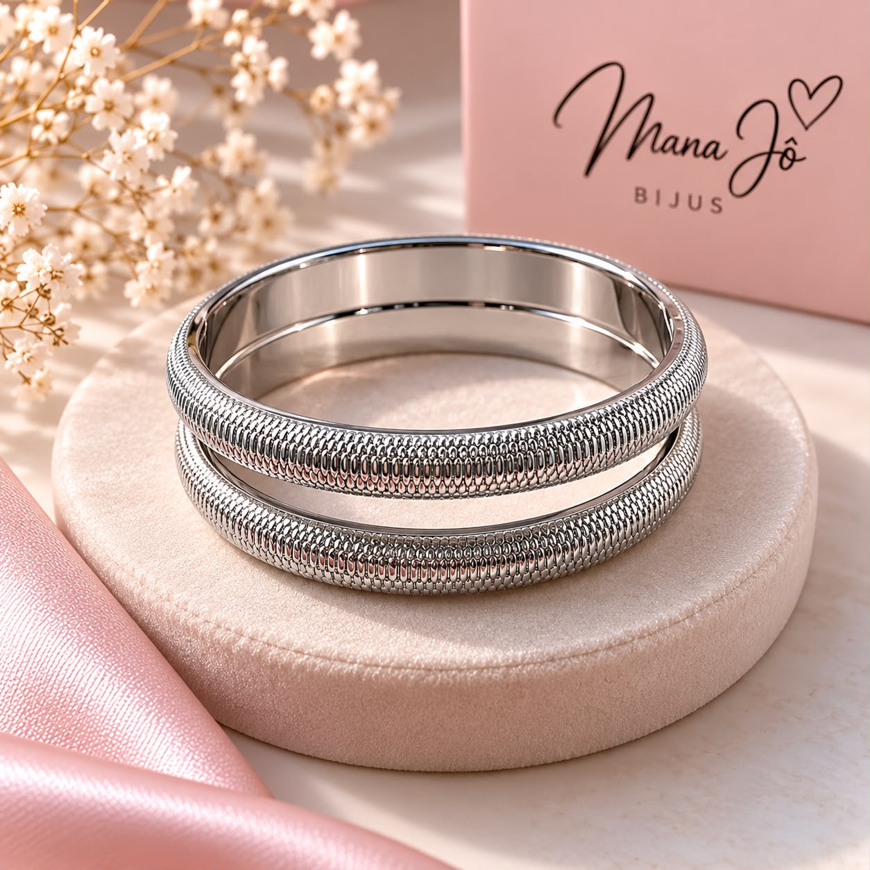 Pulseiras dupla dourada com detalhes 