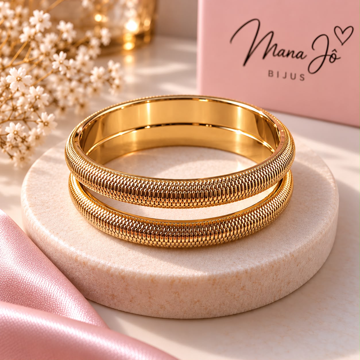 Pulseiras dupla dourada com detalhes 